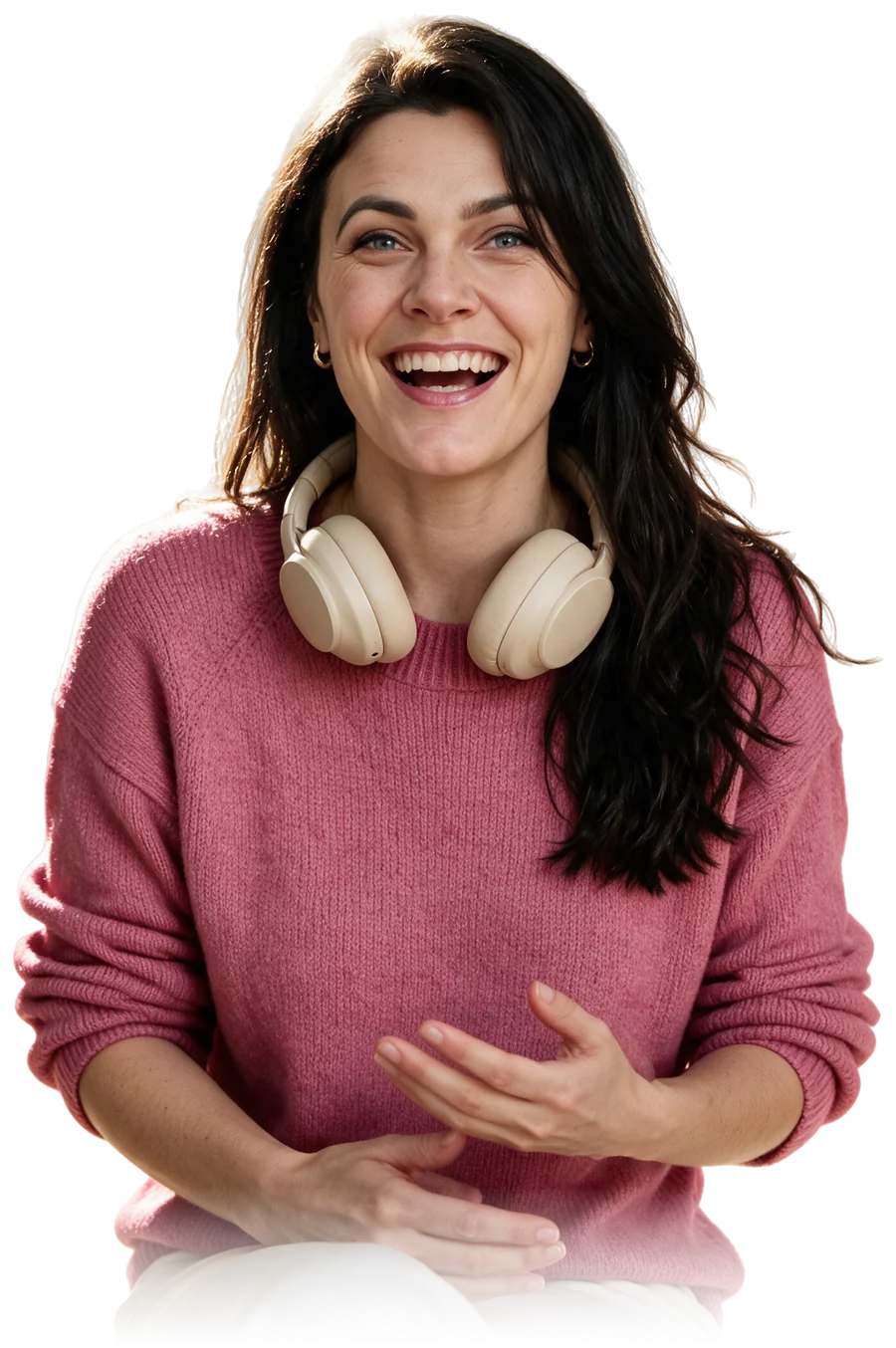 Nicolett Menge lacht, Kopfhörer um den Hals